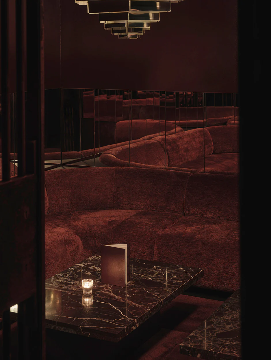 Bar Lina红色沙发区