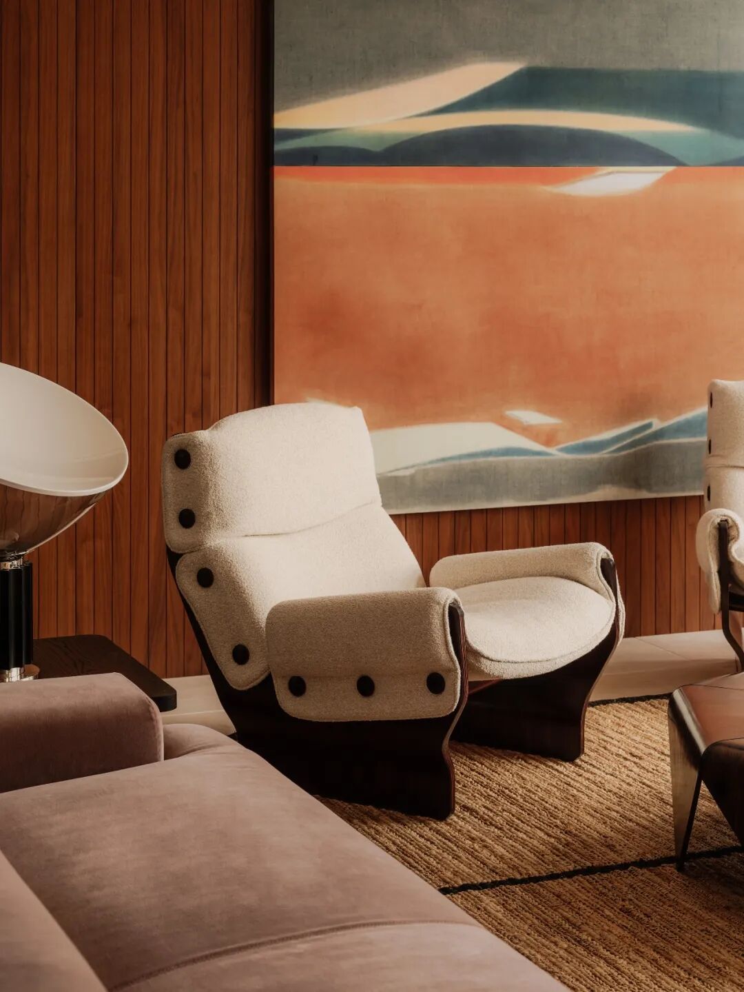 米白色单人沙发椅与抽象画