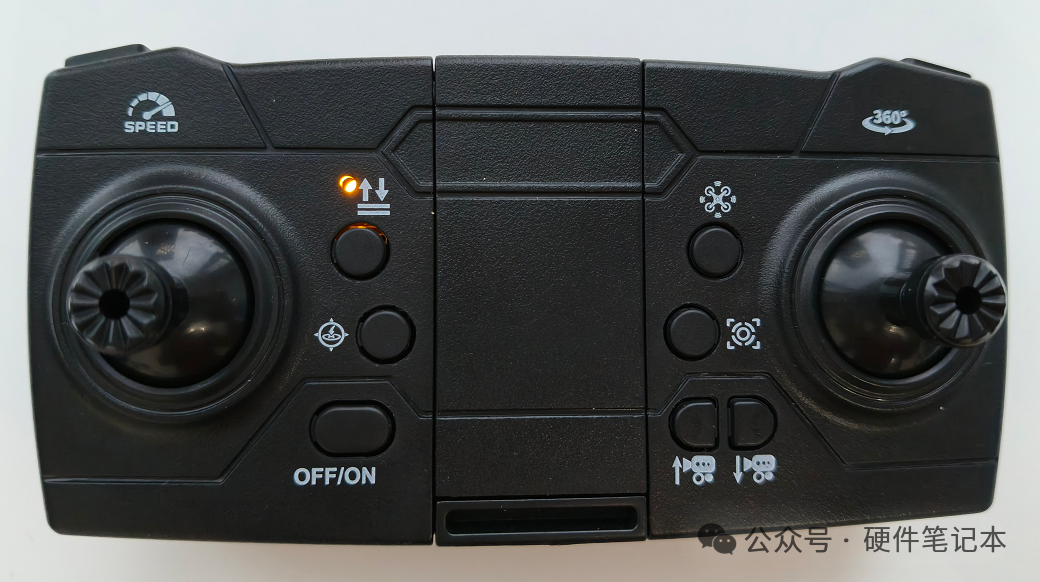 亮起指示灯的无人机遥控器