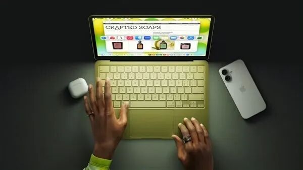 MacBook Neo浏览电商网页场景