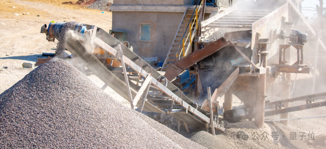 大型矿石加工现场