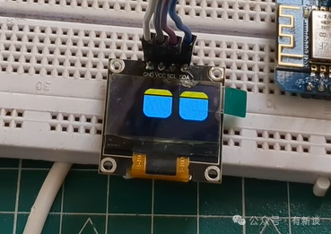 屏幕显示蓝色矩形块的OLED眼睛