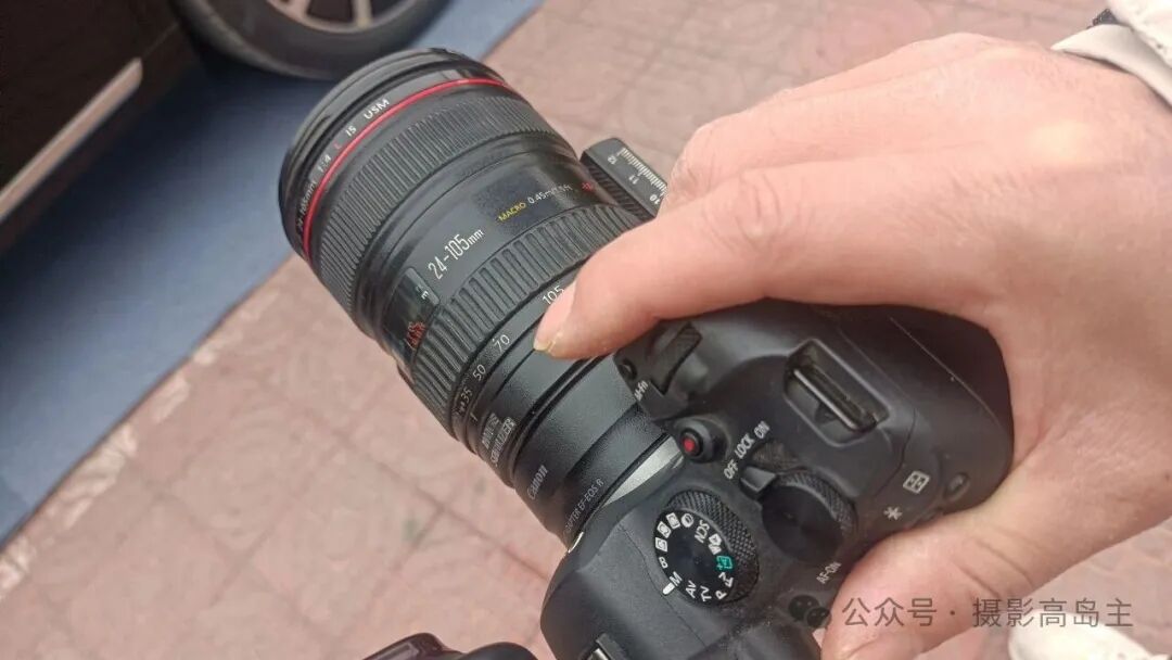 手持佳能24-105mm镜头特写
