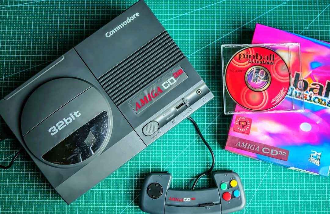 Commodore Amiga CD32 游戏主机及弹球游戏光盘