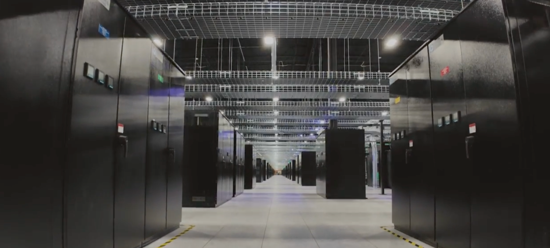 Oracle数据中心机房长廊照片：两侧排列着高大的黑色服务器机柜
