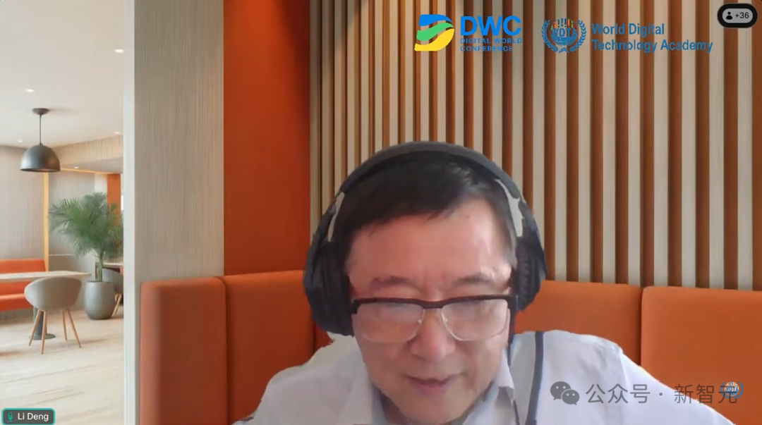 李登在颁奖现场，背后显示DWC和WDTA标志