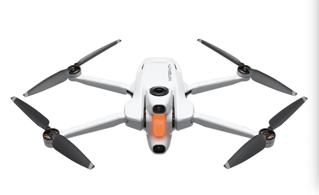 白色四旋翼无人机