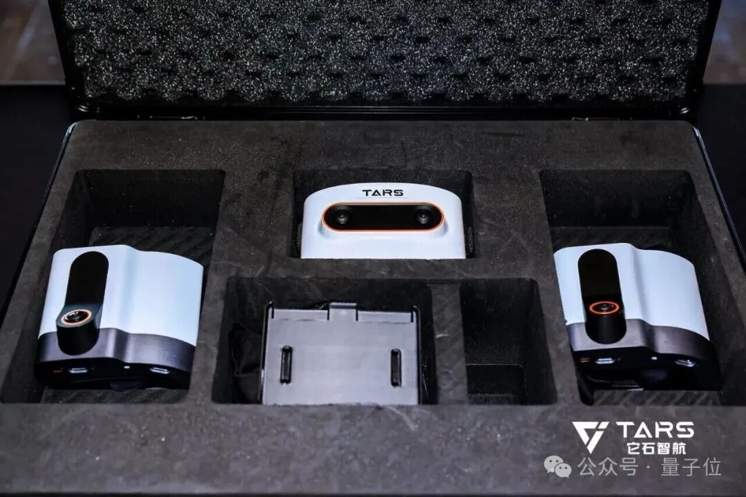 TARS它石智航SenseHub数据采集套件，包含多个白色设备