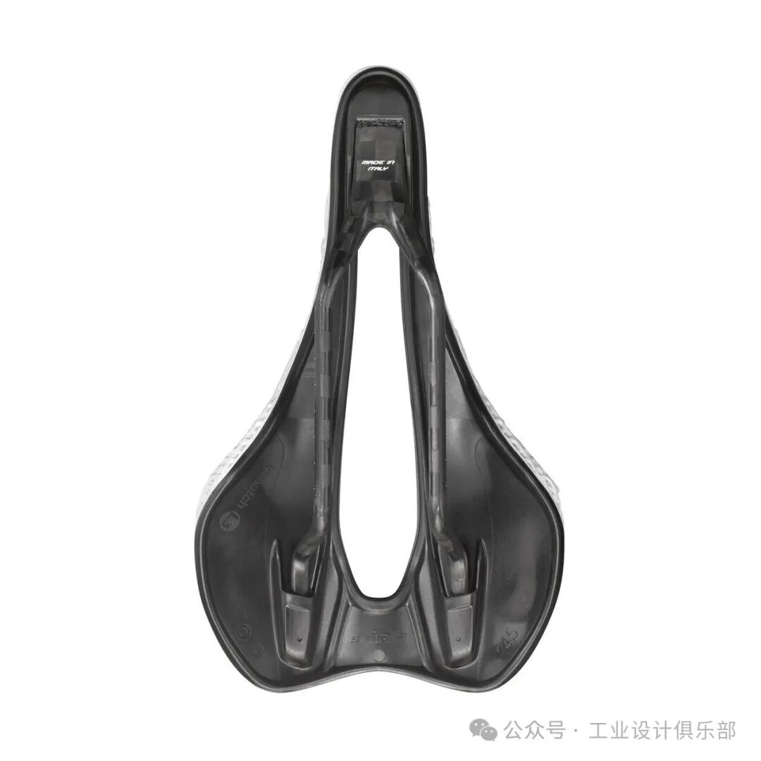 黑色款Superflow坐垫，展示中央镂空及意大利制造标识