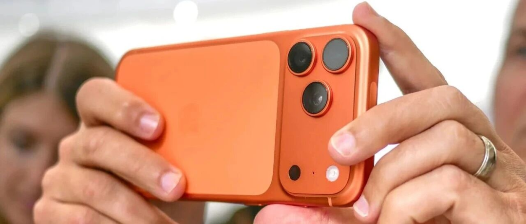 橙色智能手机握持展示