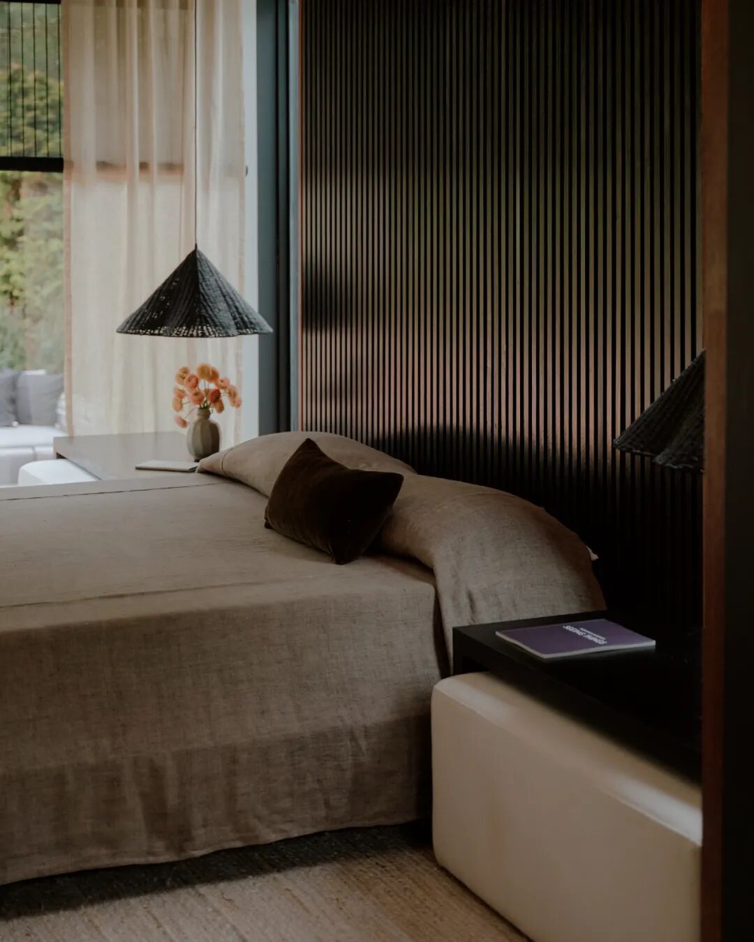 卧室床头与吊灯、花瓶细节