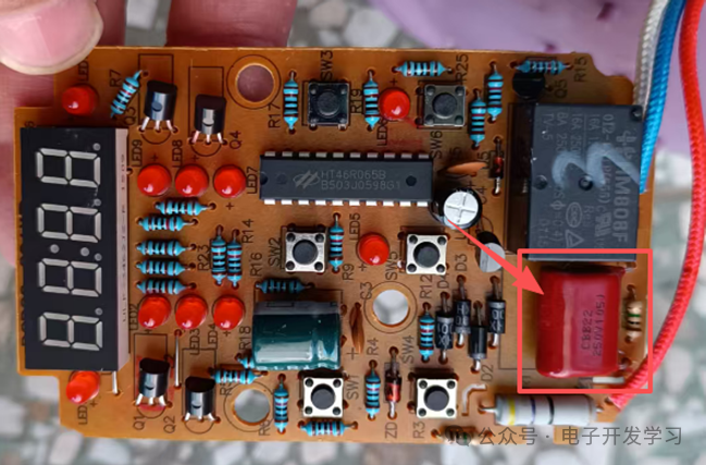 电路板整体视图，红框标出故障电容位置