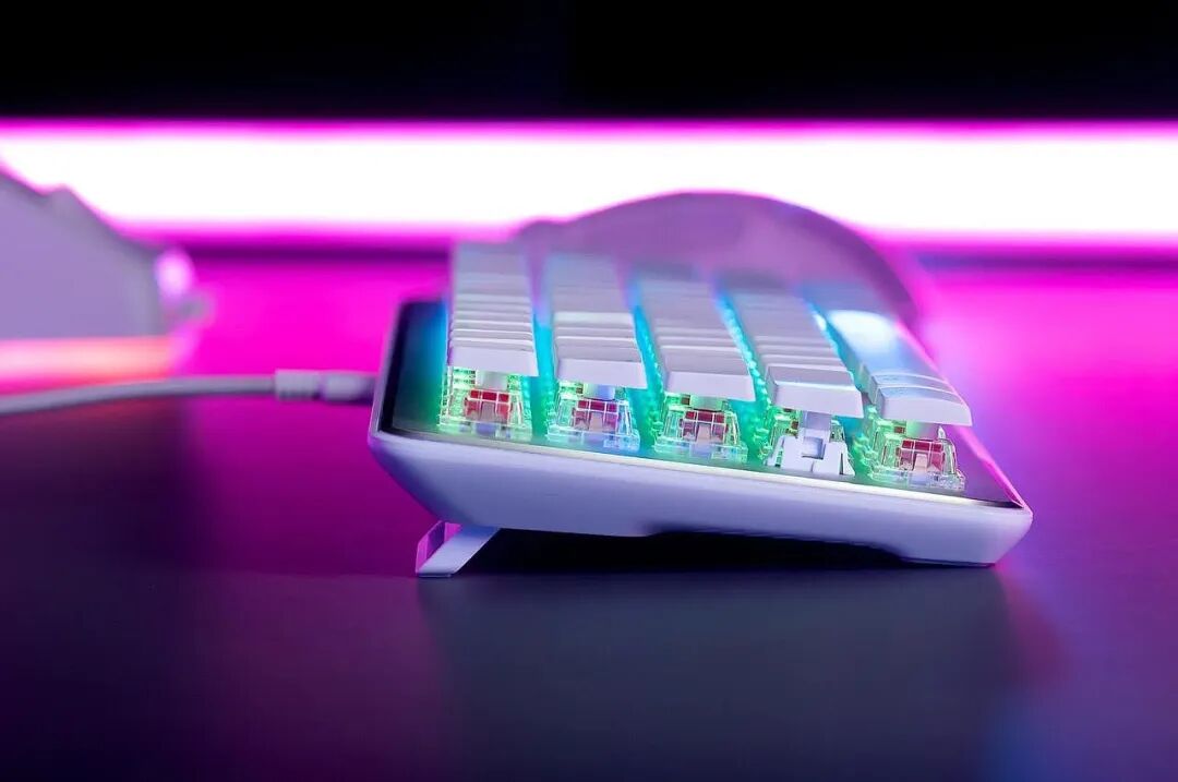 白色透明轴体绿红色背光键盘特写