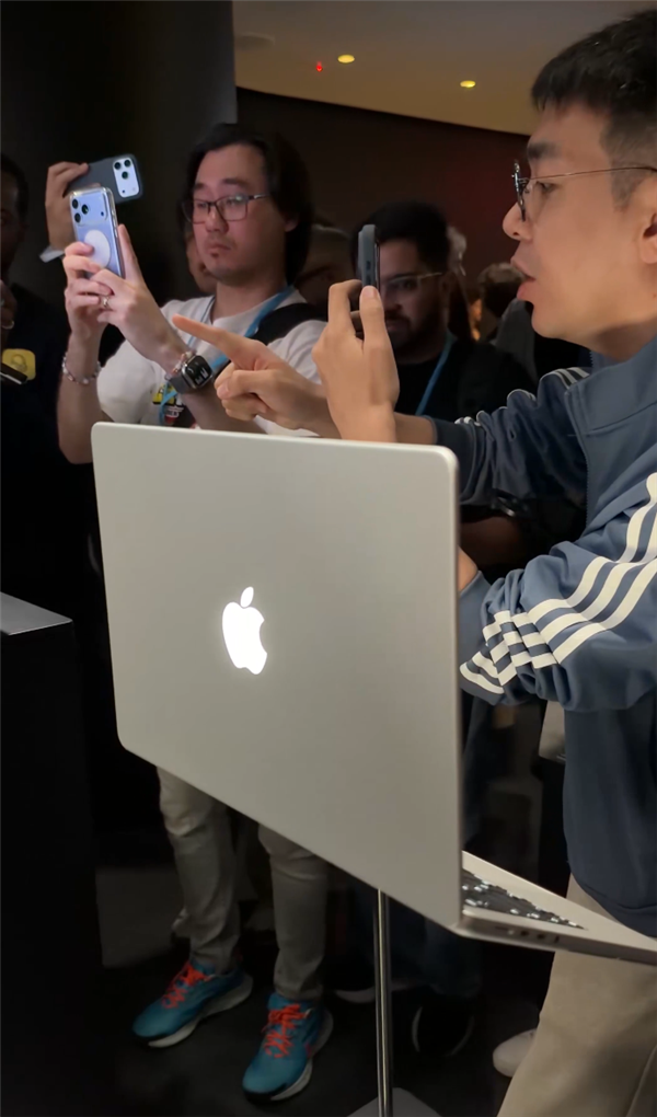 现场体验新款 MacBook Pro 的人群