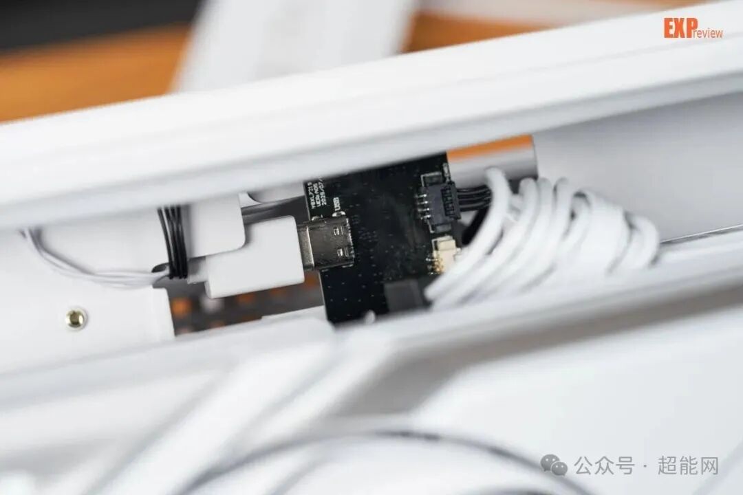 机箱侧面的磁吸底座模块