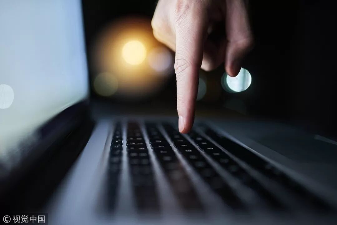 手指准备按下笔记本电脑键盘
