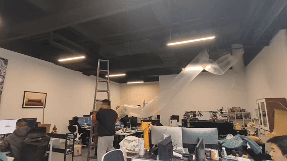 工作室内部加装的取暖管道