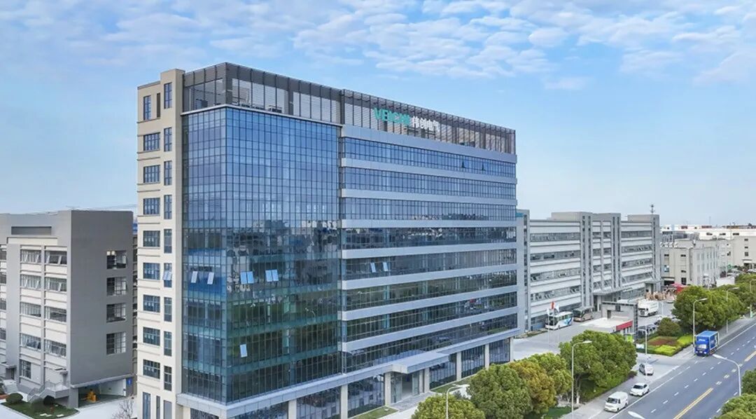 伟创电气现代玻璃幕墙办公楼，顶部标识"VEBON"