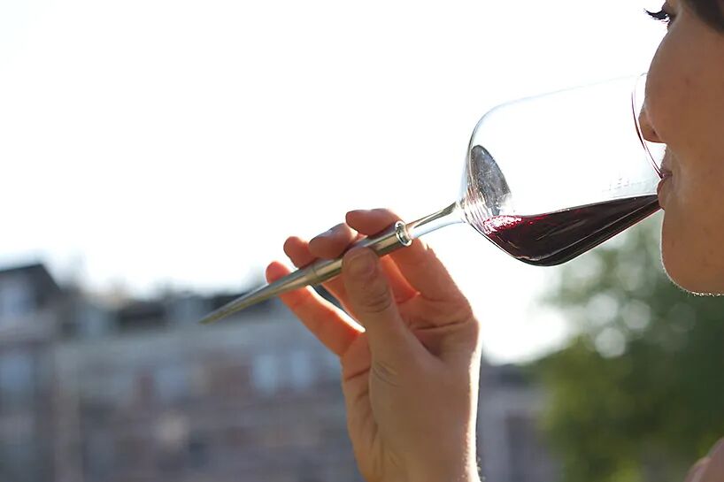 女性户外品酒场景