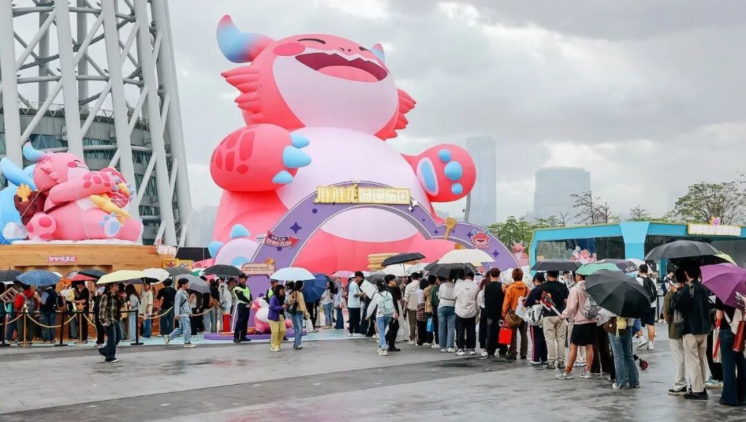 雨天中排队参与乐园活动的玩家们