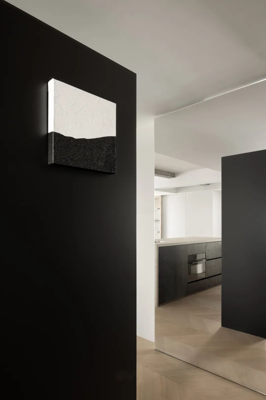 玄关黑色墙面与装饰画