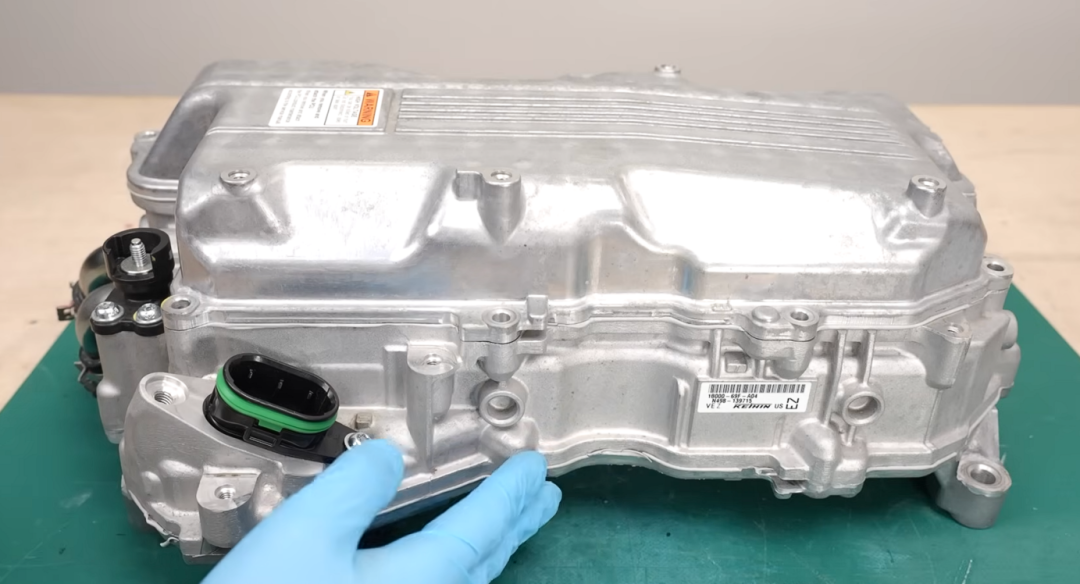 本田CR-V PCU外部整体视图