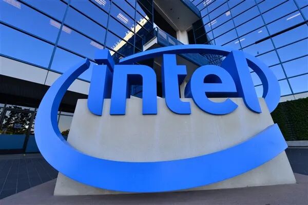 Intel公司标志雕塑，立体字样配蓝色弧形线条，背景为现代玻璃幕墙建筑
