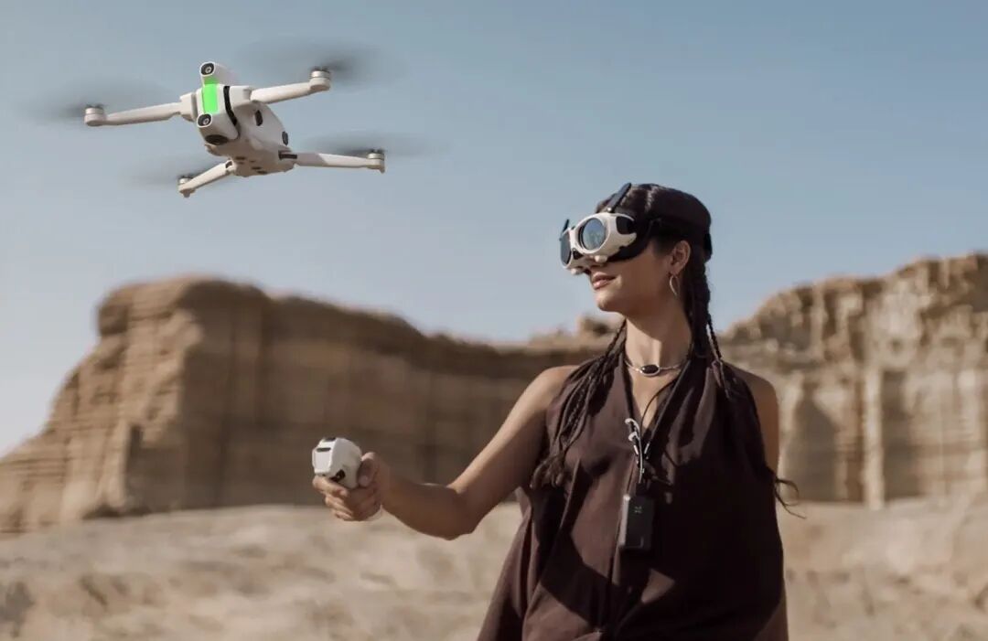 户外使用VR设备操作无人机的女性