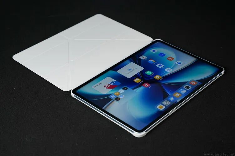 vivo Pad 6 Pro白色保护套形态展示