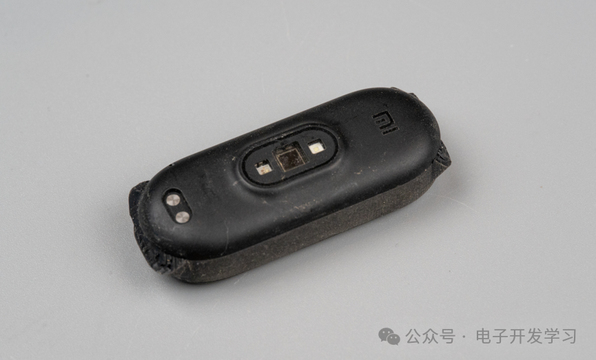小米手环5背面心率血氧传感器与充电触点