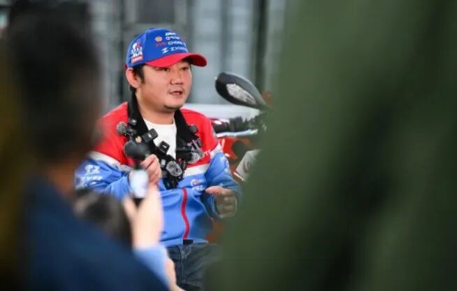 张雪本人接受采访照片