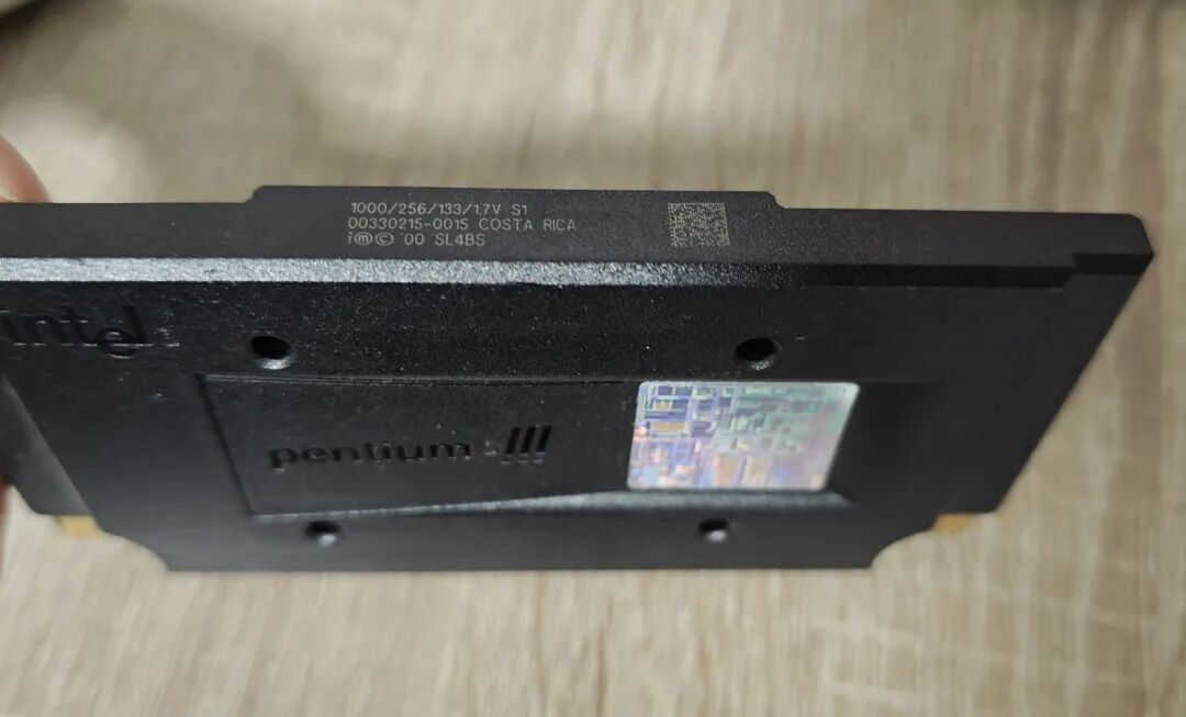 Slot 1接口的Pentium III 1000MHz处理器