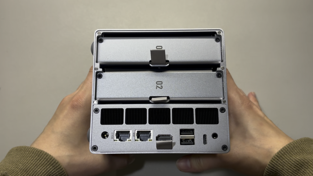 双手托起EVO2设备