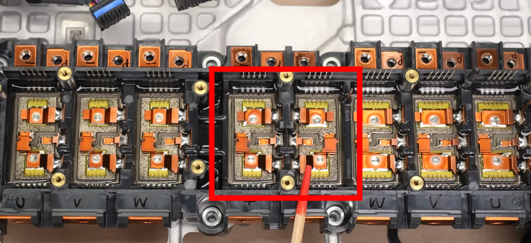 电源模块功率半导体区域特写，红框标出芯片