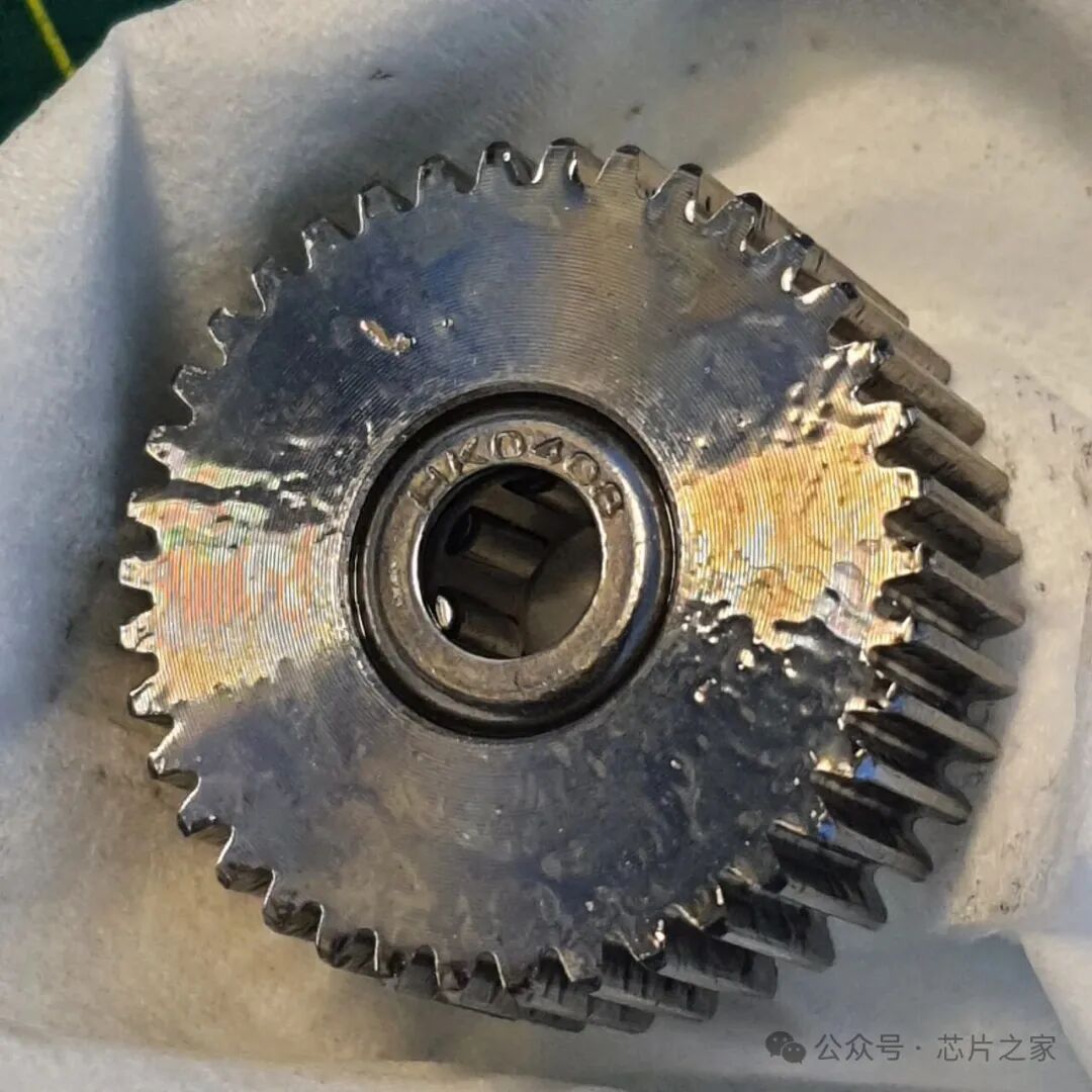 带有“LKO408”标记的金属齿轮