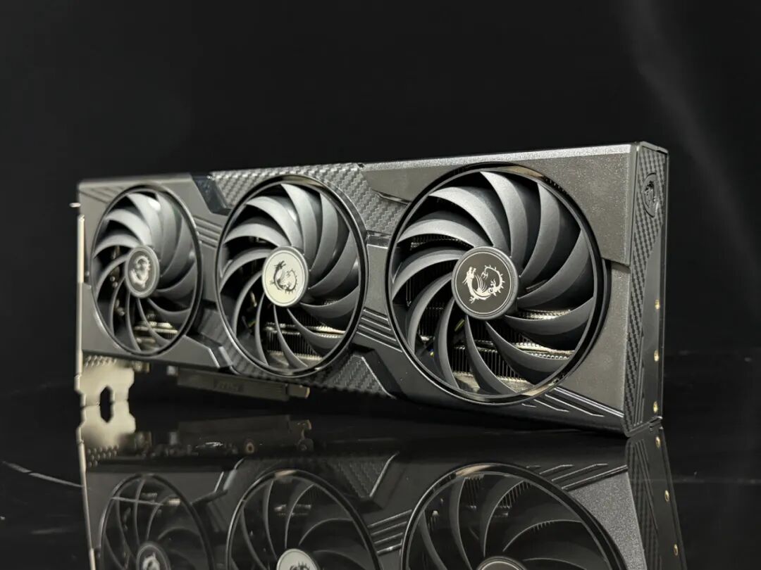 具有碳纤维纹理的三风扇显卡