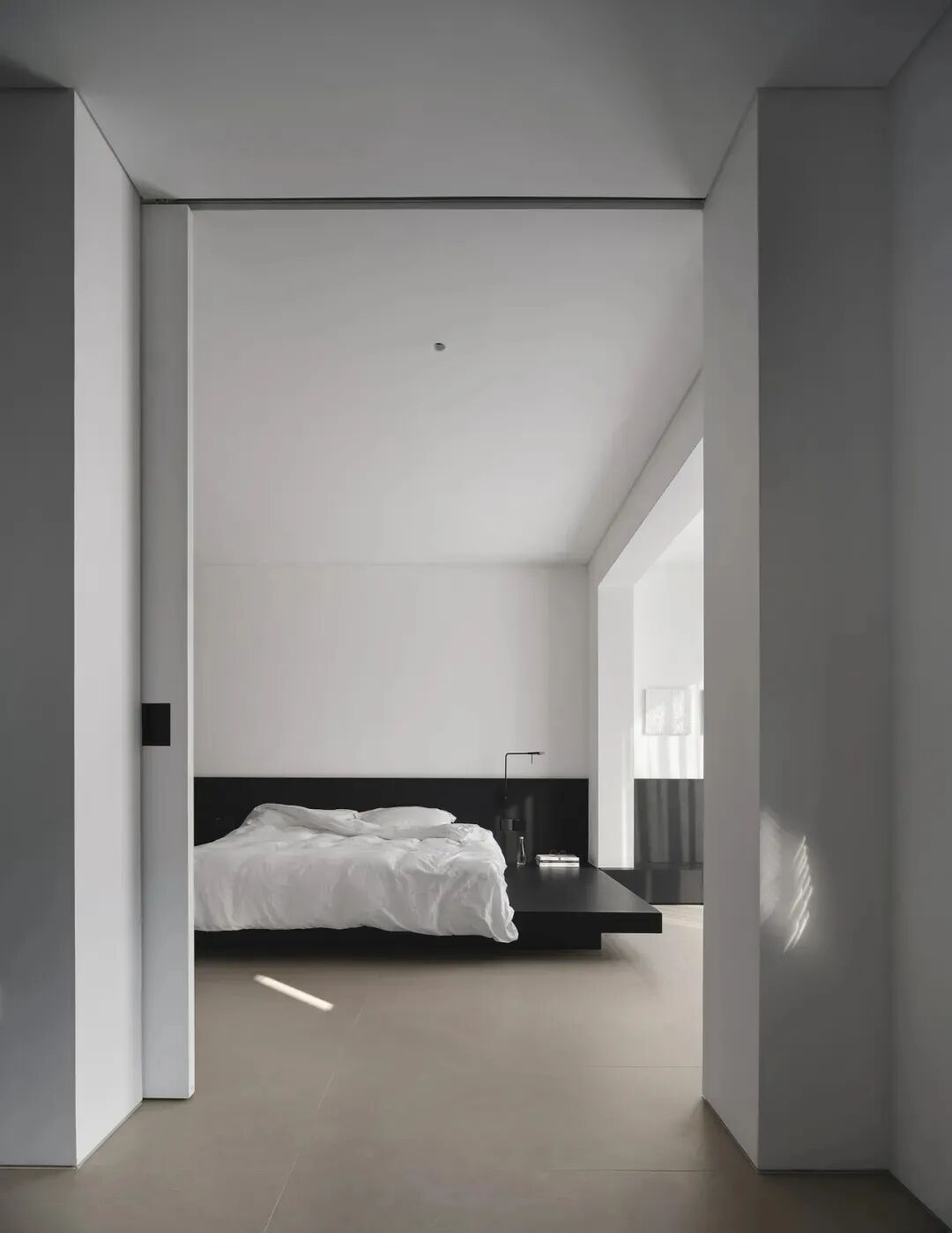 走廊视角望向极简卧室