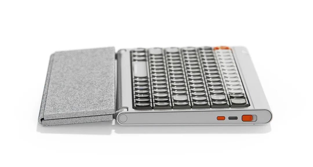 银色便携键盘侧面带灰色保护套