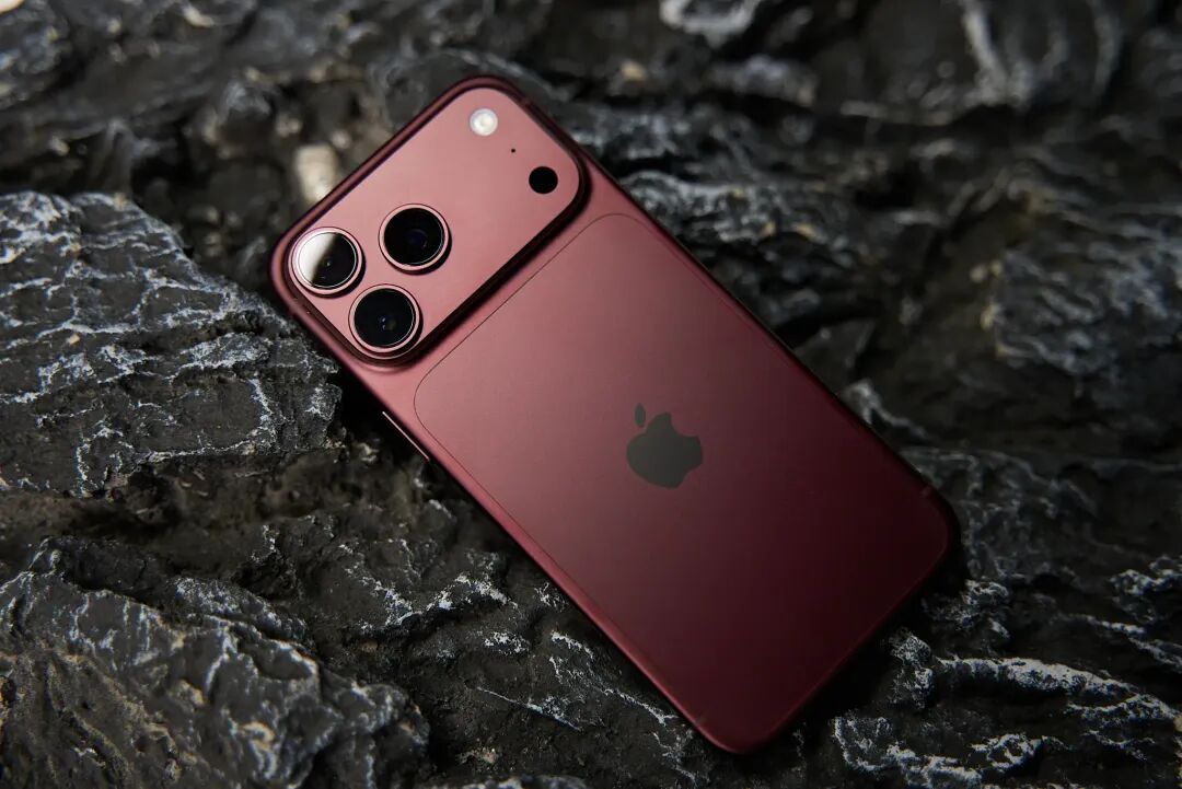 iPhone 18 Pro 深红色背面摄像头特写