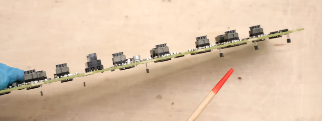 手持栅极驱动板，工具指向特定元件