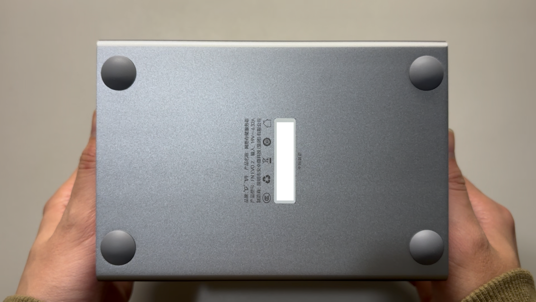 设备底部标签和防滑垫