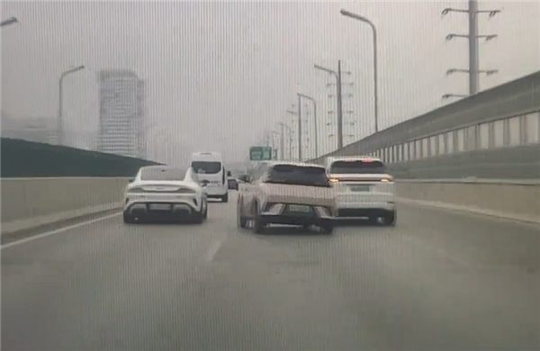 理想SUV向右变道超越比亚迪海鸥的瞬间