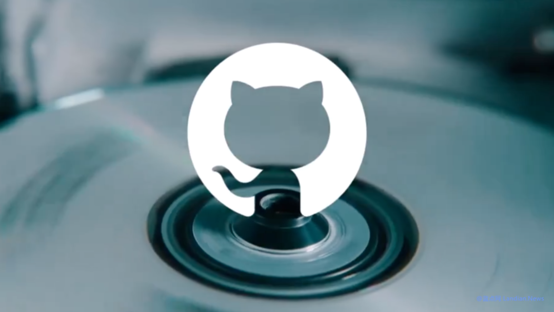GitHub 标志叠加在旋转光盘上