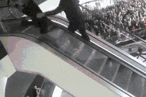 扶梯上后摔倒动图