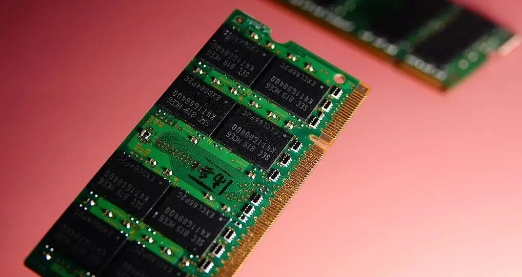 绿色电路板上的内存芯片特写