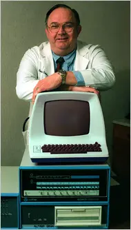 穿着白大褂的罗伯茨坐在老式电脑前