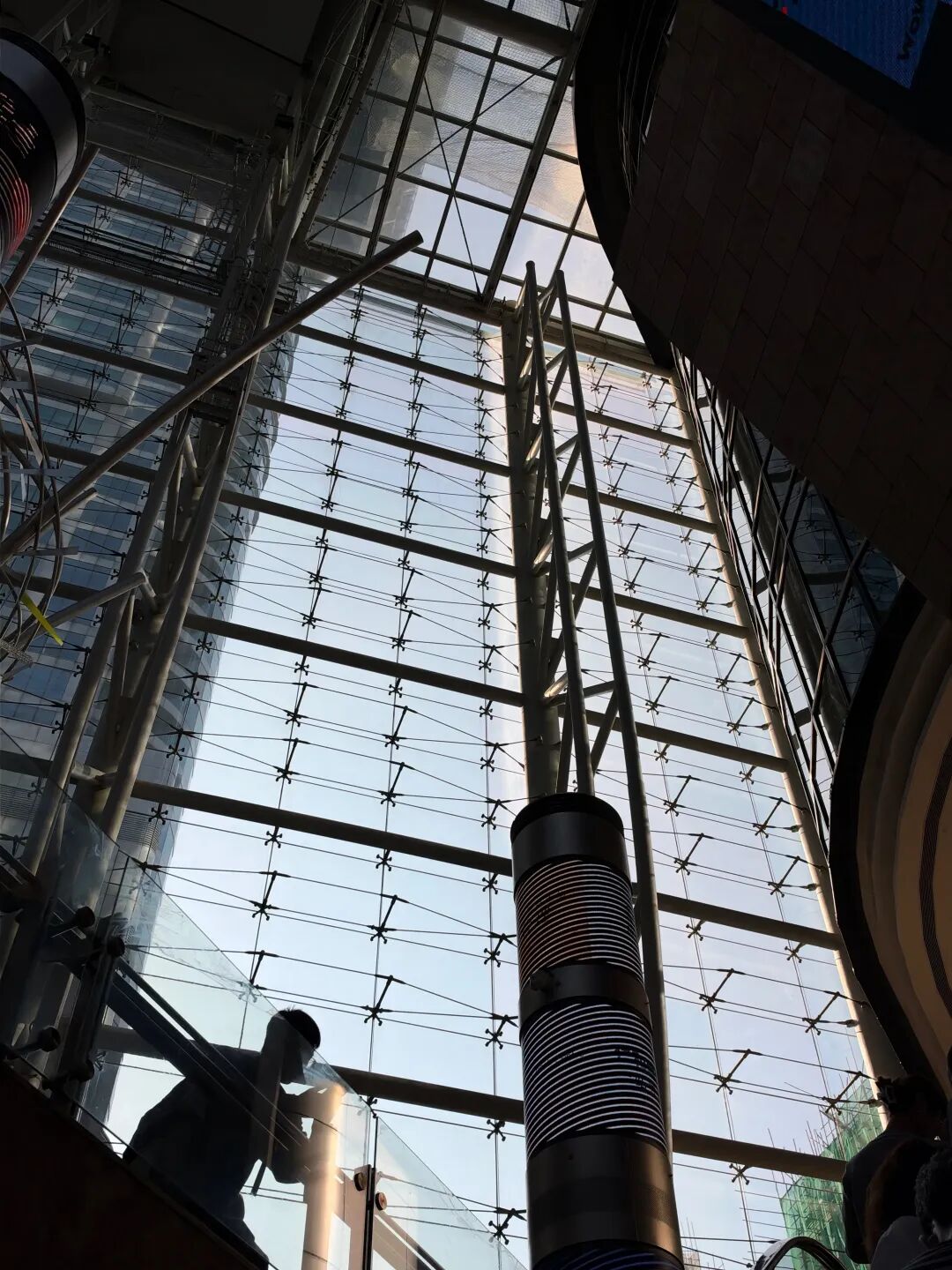 香港M+博物馆中庭建筑内部仰视照片