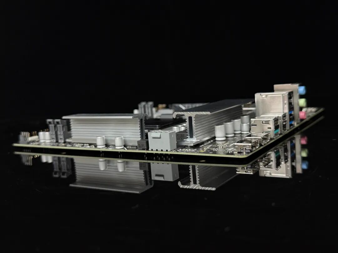 电脑主板特写照片