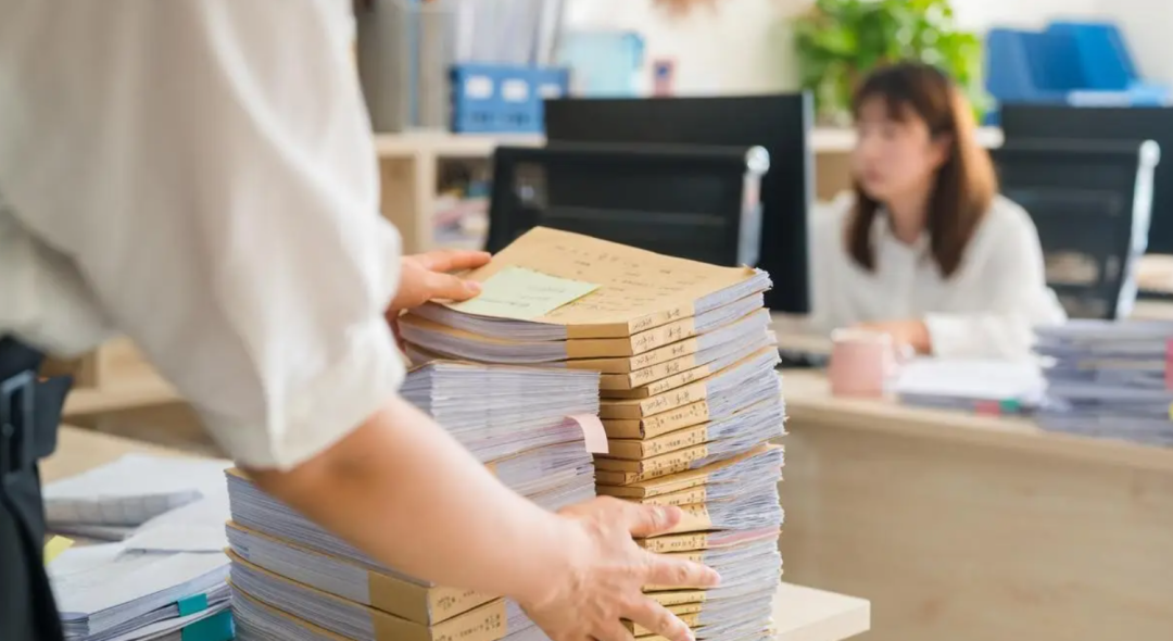 堆满文件的忙碌办公室场景