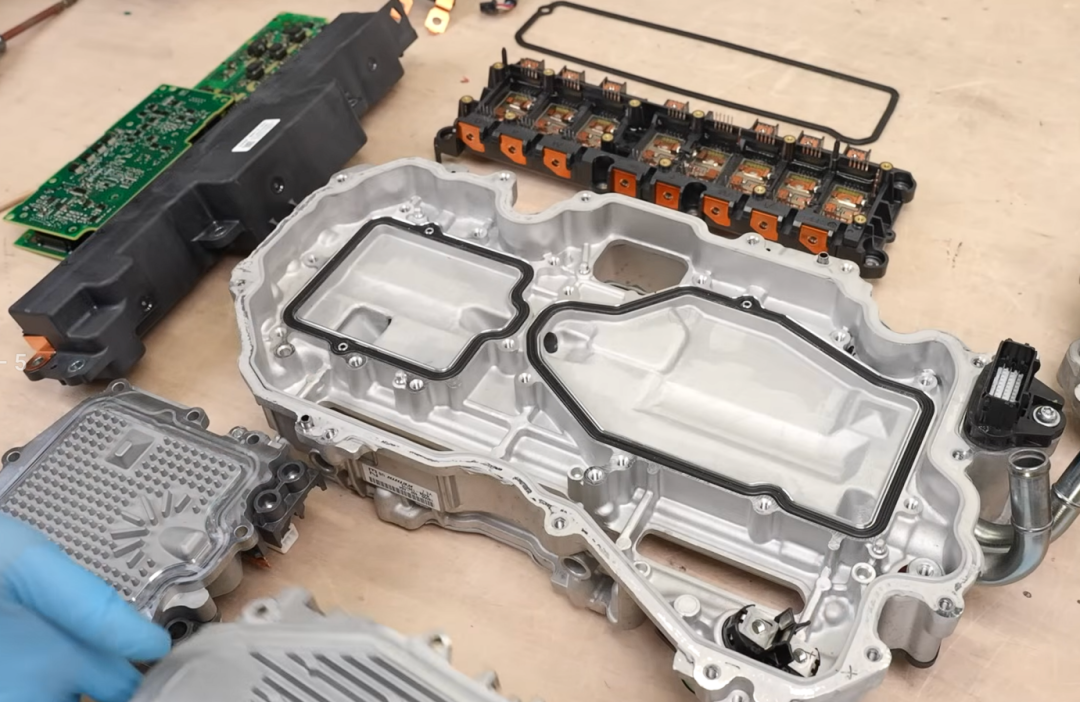 PCU内部拆解后的整体部件展示